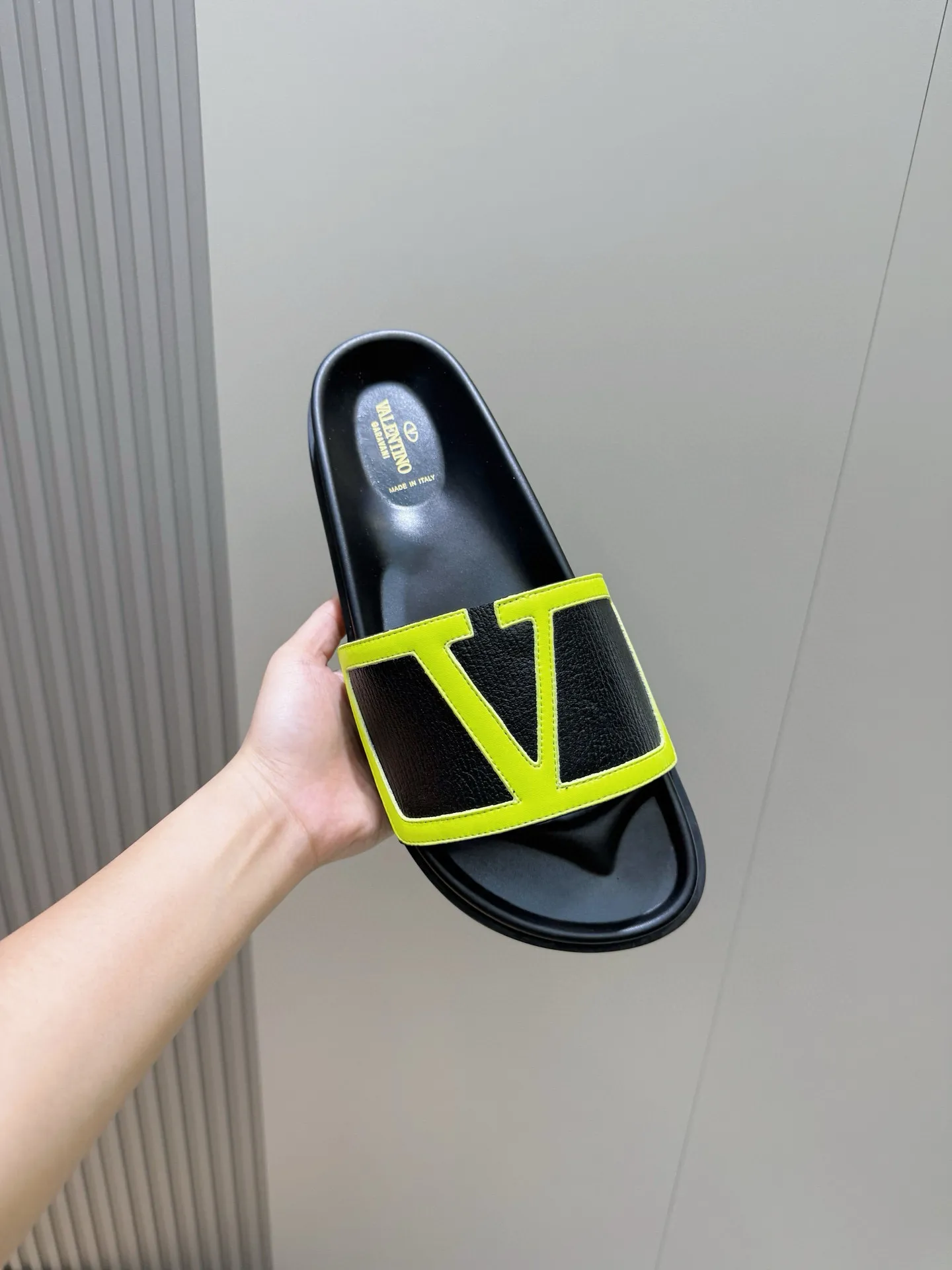 [VALENTINO] Top P: 540💰 Size: 39-44 (customized at 38.45) 🆕2025VLT — Valentino’s latest summer men’s slippers. The use of imported cowhide elements on slippers has been sublimated! It is worthy of recognition both visually and in terms of quality. Excellent quality, comfortable and durable! The embellishment of the perforated V hardware on the toe adds a sense of fashion! Cowhide feet